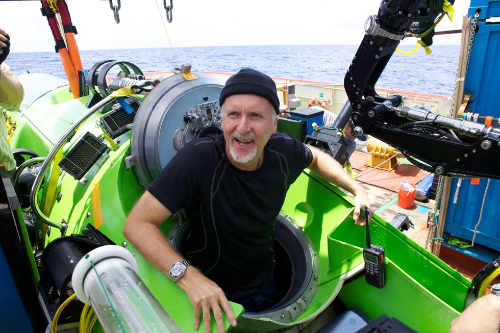 James Cameron is de executive producer van de documentaire In 2012 maakte de filmmaker en National Geographic ocean explorer een recordsoloduik naar het diepste punt op aarde en bestuurde een onderzeer op zon 11 kilometer diepte naar de Marianentrog in de Grote Oceaan