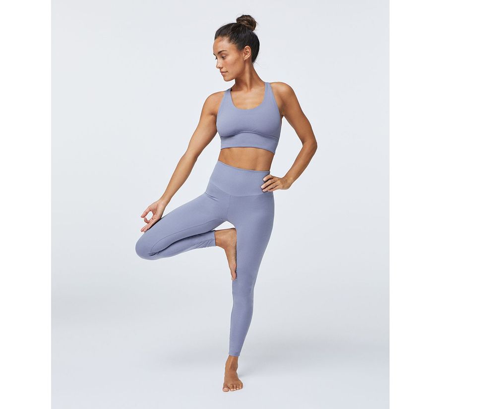 modelo con prendas de yoga de oysho