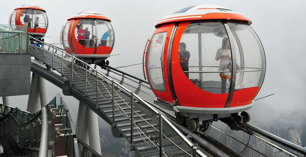 Passagiers van de Bubble Tram  een horizontaal reuzenrad op de Canton Tower in Guangzhou  kijken uit over de stad