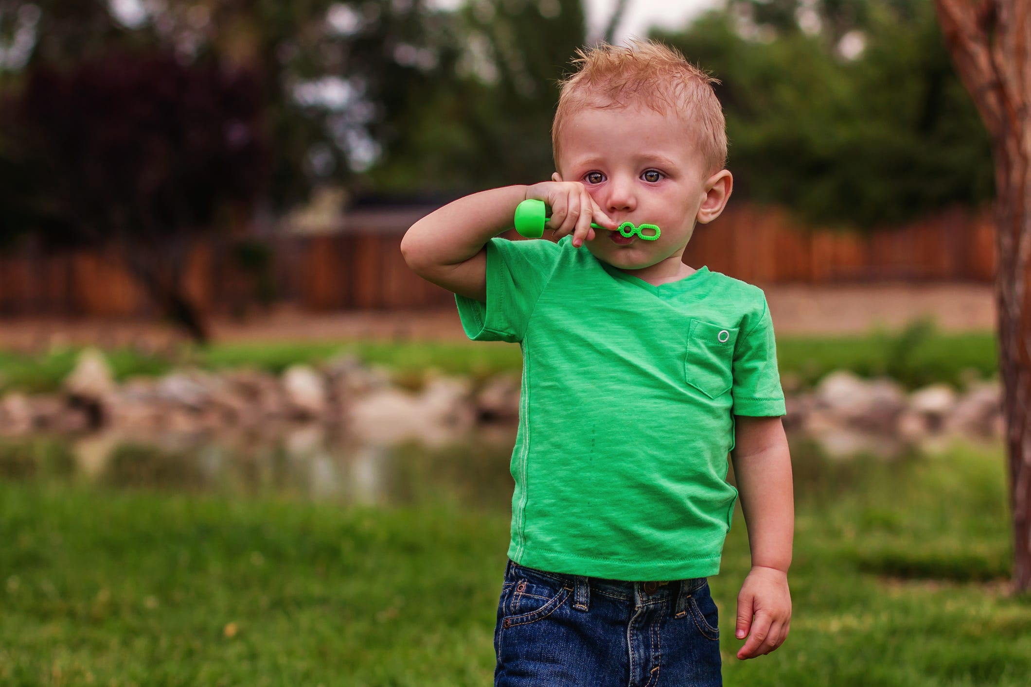 niño con pompero en jardín