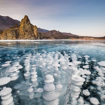 bubbels in het ijs van het baikalmeer in rusland