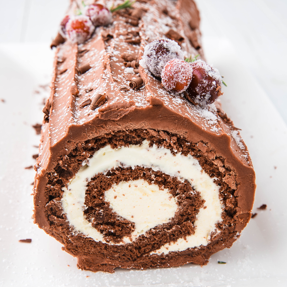 dish, food, cuisine, swiss roll, yule log, dessert, buttercream, roulade, baked goods, ingredient,