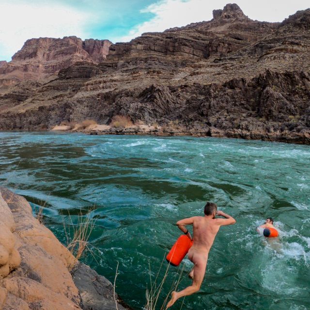 rob krar and mike foote go buck naked into the colorado river during their r2r2r alt fkt attempt