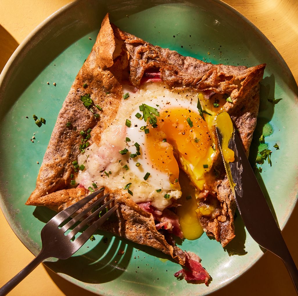 https://hips.hearstapps.com/hmg-prod/images/buckwheat-galettes-with-ham-and-egg1-1661193808.jpg?crop=0.684xw:1.00xh;0.154xw,0&resize=1200:*