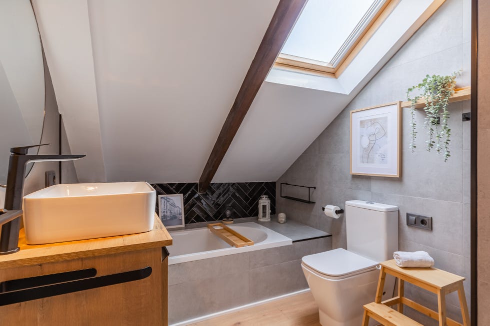 baño abuhardillado con bañera