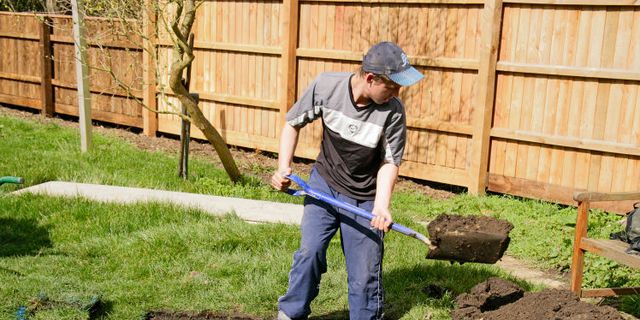 https://hips.hearstapps.com/hmg-prod/images/builder-digging-a-trench-in-a-garden-with-a-spade-news-photo-1649428252.jpg?crop=0.731xw:0.547xh;0.269xw,0.178xh&resize=640:*