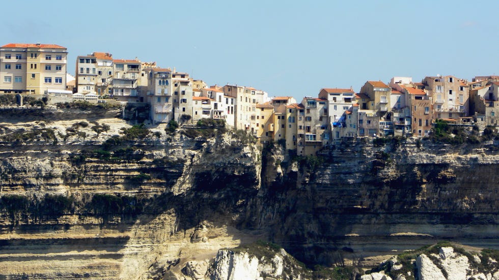 vista de varias casas en la isla de bonifacio, córcega
