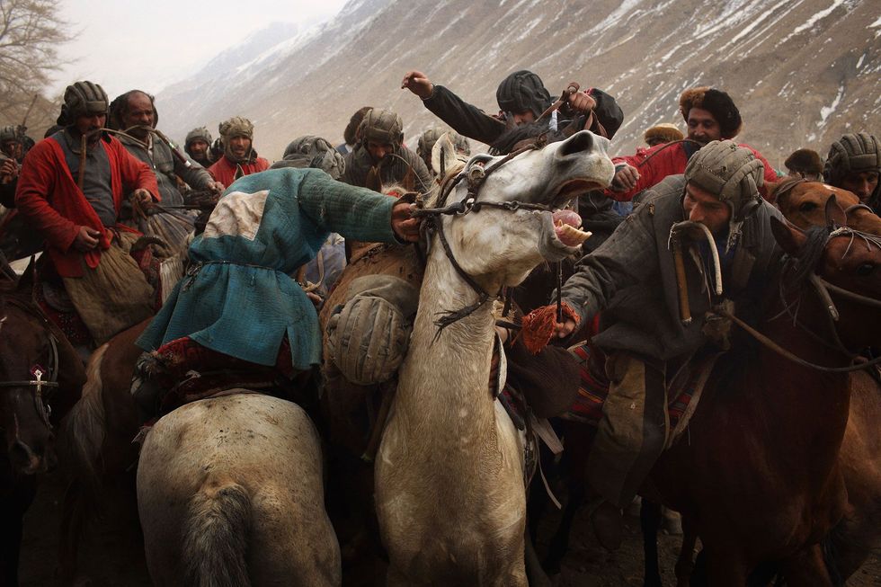 In de paardensport buzkashi strijden chapandaz of ruiters om het karkas van een kalf tijdens een wedstrijd in de Pansjhirvallei
