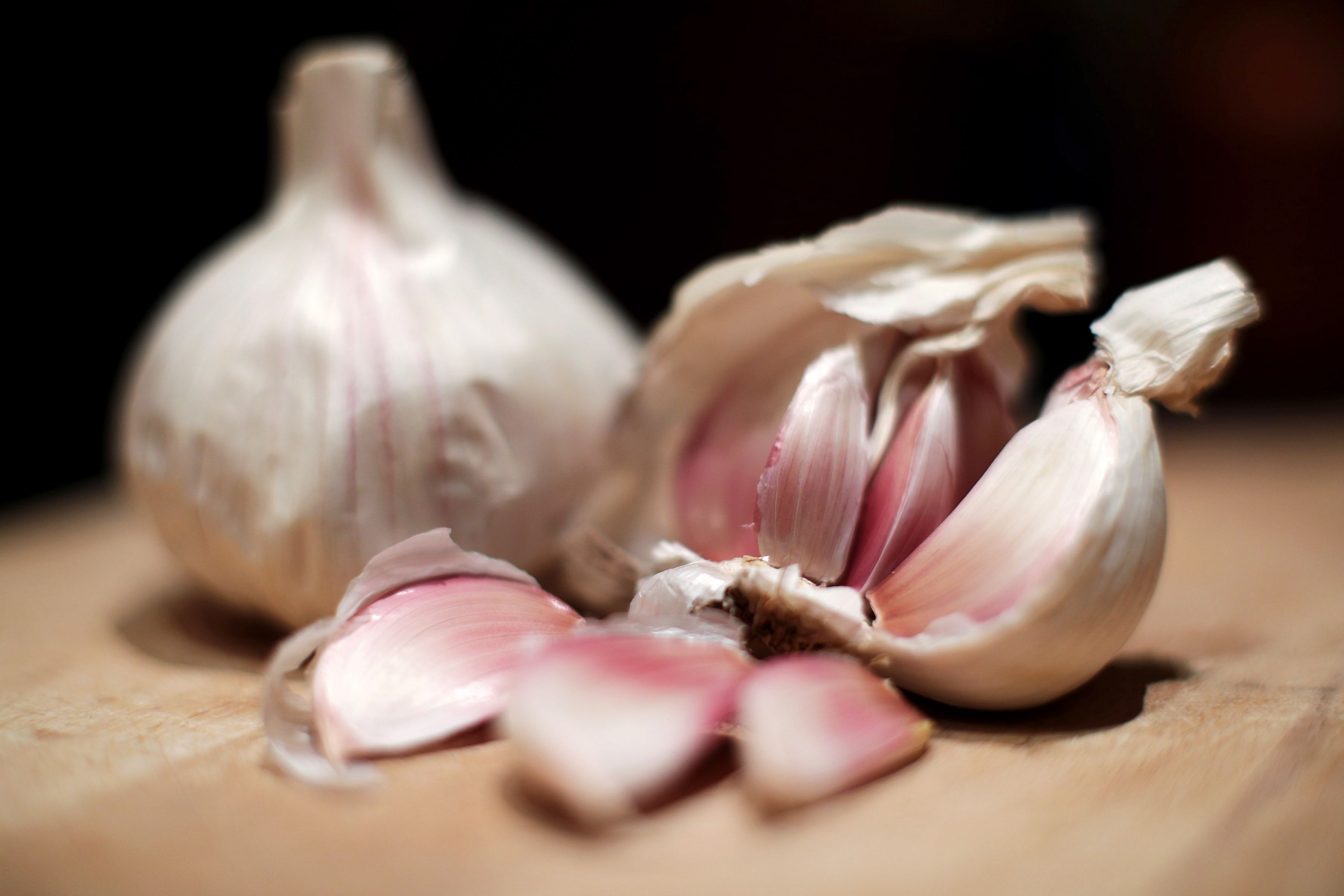 Cómo Pelar Ajos en 10 segundos 🧄 (Ig: JuanesSanchezP) #truco #lifehac, How to Peel Garlic Fast