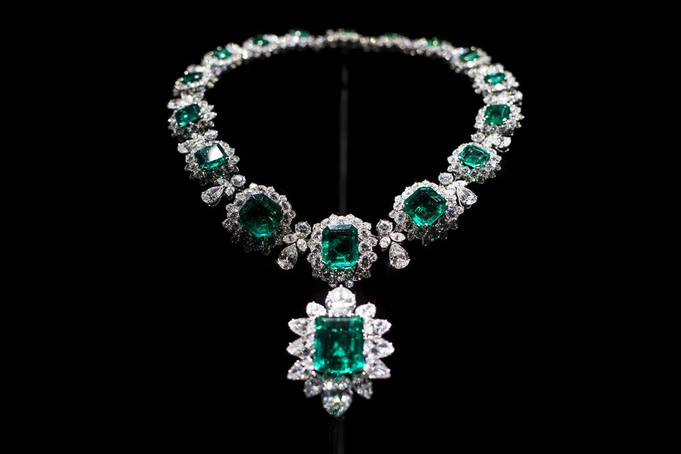 elizabeth taylor bulgari emerald and diamond necklace