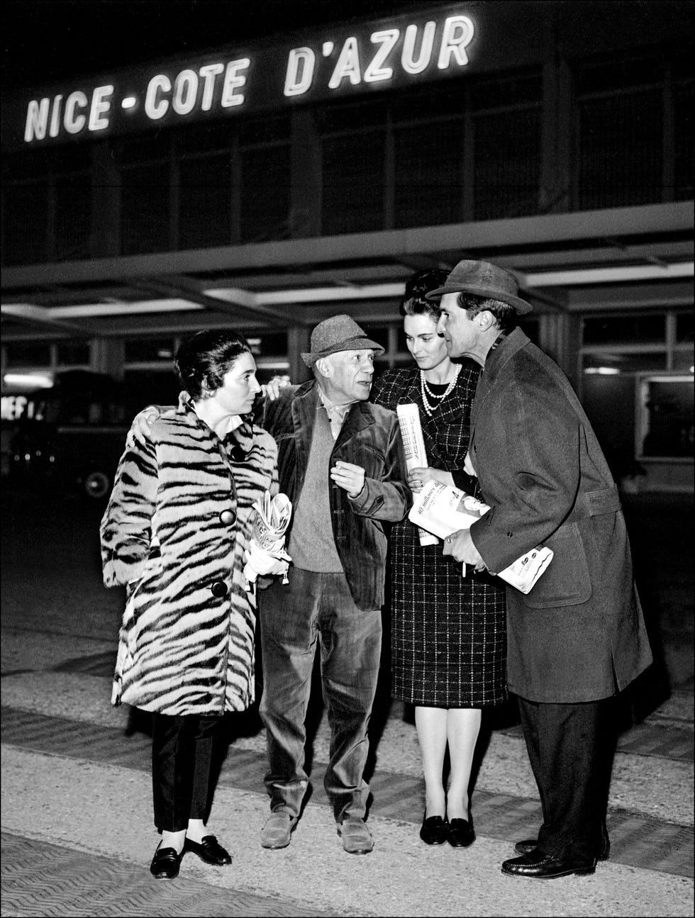 Lucía Bosé y Dominguín junto a Pablo Ruiz Picasso y su mujer Jacqueline en 1963 en el aeropuerto de Niza, Francia.