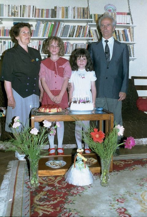 alina fintineanu and her sister and grandparents