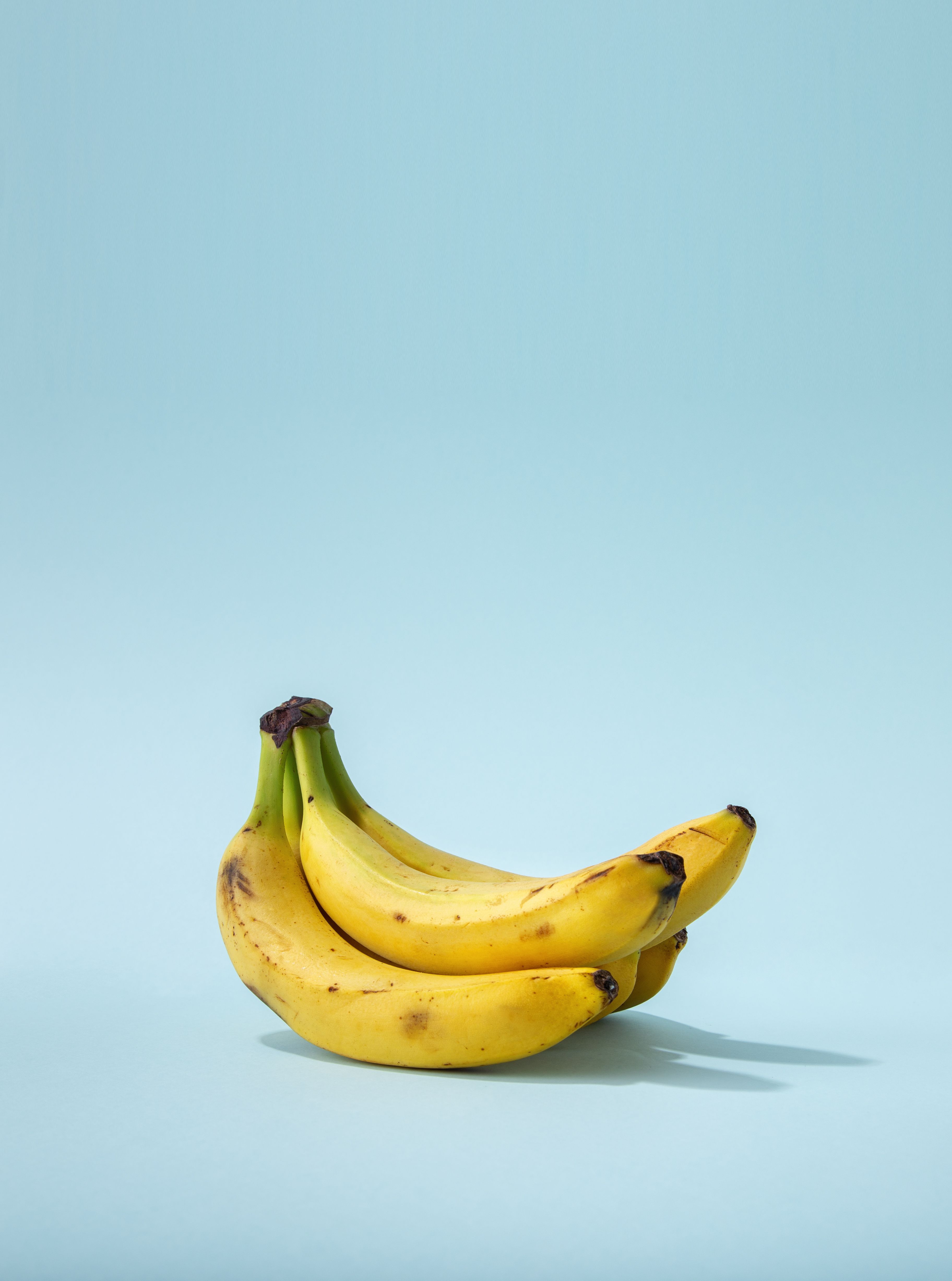 バナナのカロリーと糖質量は？バナナに含まれる栄養素と健康効果を解説