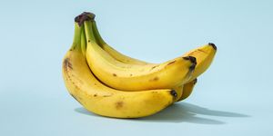 バナナに含まれる栄養と健康効果を栄養士が解説。バナナに含まれるカロリーと糖質量はもちろん、科学的に実証されているバナナを食べることで得られる健康面での12のメリットを紹介します。バナナは消化が早く、栄養価が高いうえにカリウムを多く含有するほか、腸に良い食物繊維を多く含んでいることからも注目の食材です。