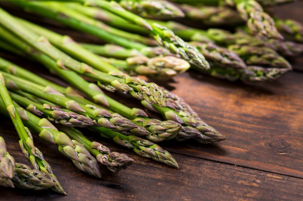 https://hips.hearstapps.com/hmg-prod/images/bunches-of-asparagus-officinalis-on-table-royalty-free-image-1657548242.jpg?resize=980:*