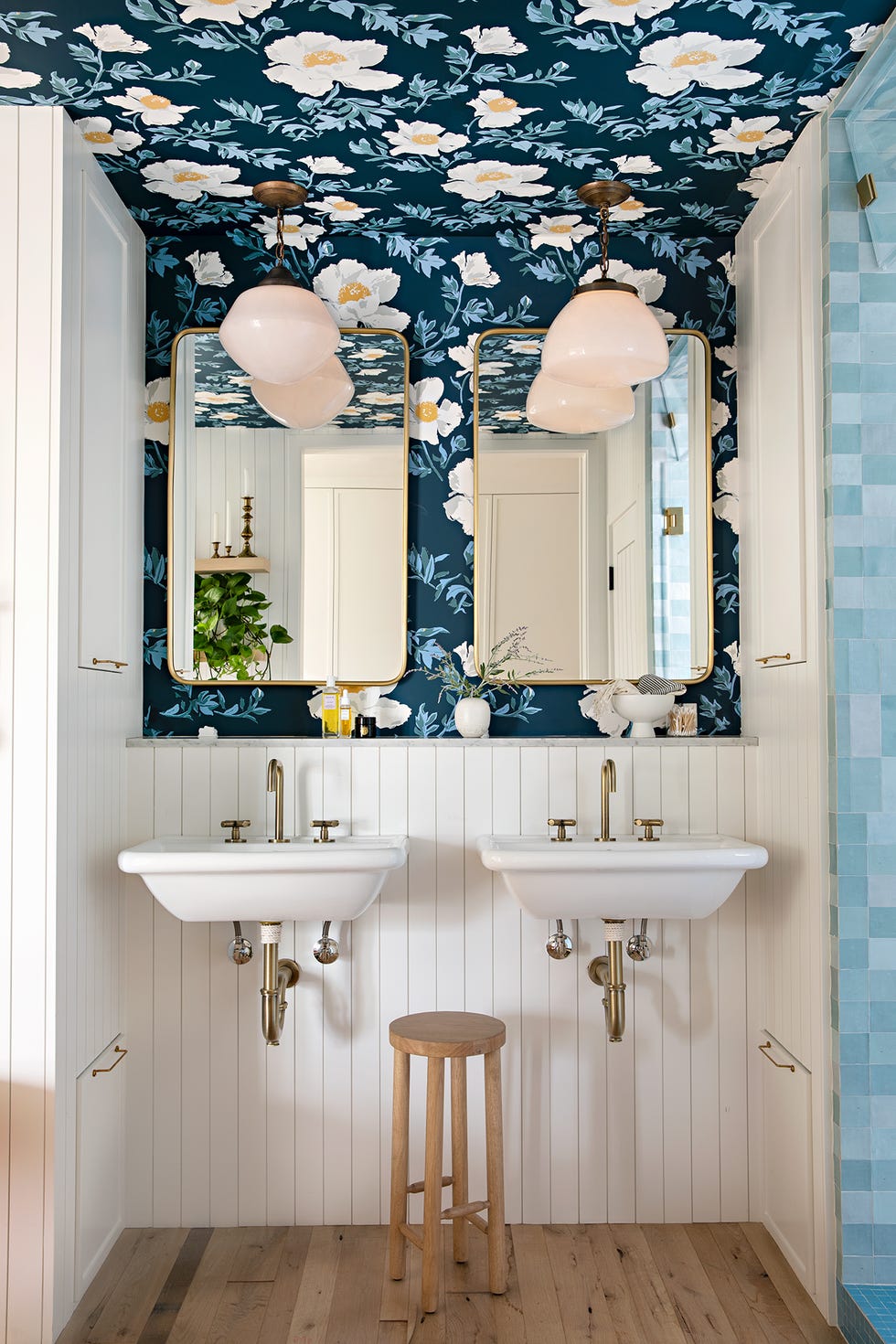 baño de estilo retro con dos lavabos rústicos y papel pintado floral en el techo