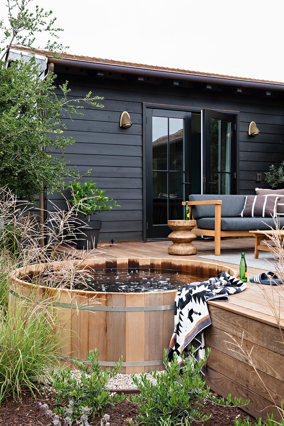 jacuzzi de cedro en la terraza
