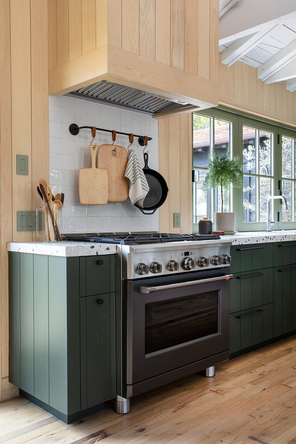 cocina de estilo rústico con armarios pintados de verde