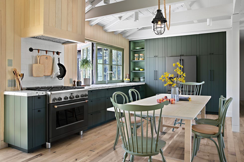 cocina comedor de estilo rústico decorada en verde