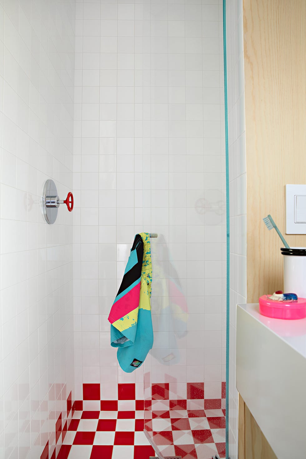 ducha con azulejos cuadrados en blanco y rojo