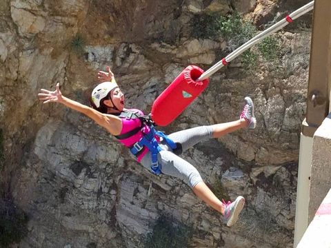 woman bungee jumping