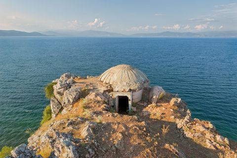 Bij het dorp Lin aan de oever van het Ohridmeer is een Grieksorthodoxe schrijn ingericht in een oude bunker