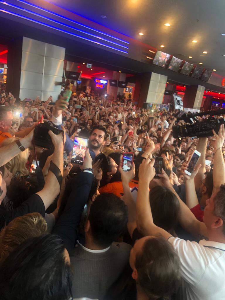 Burak Özçivit en Rumanía