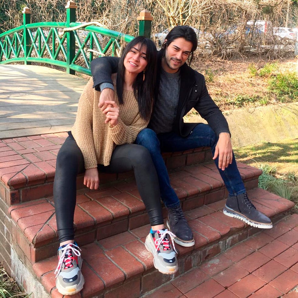 Burak Ozcivit y su hermana