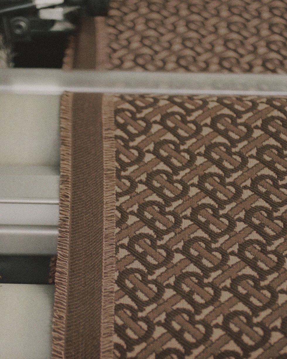 burberry經典格紋圍巾織造過程圖