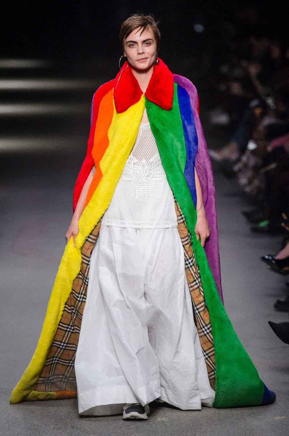 L'ultima sfilata di Burberry disegnata da Christopher Bailey sostiene la comunità LGBTQ+ e con la formula See Now Buy Now, lancia capi storici rieditati con con il check arcobaleno.