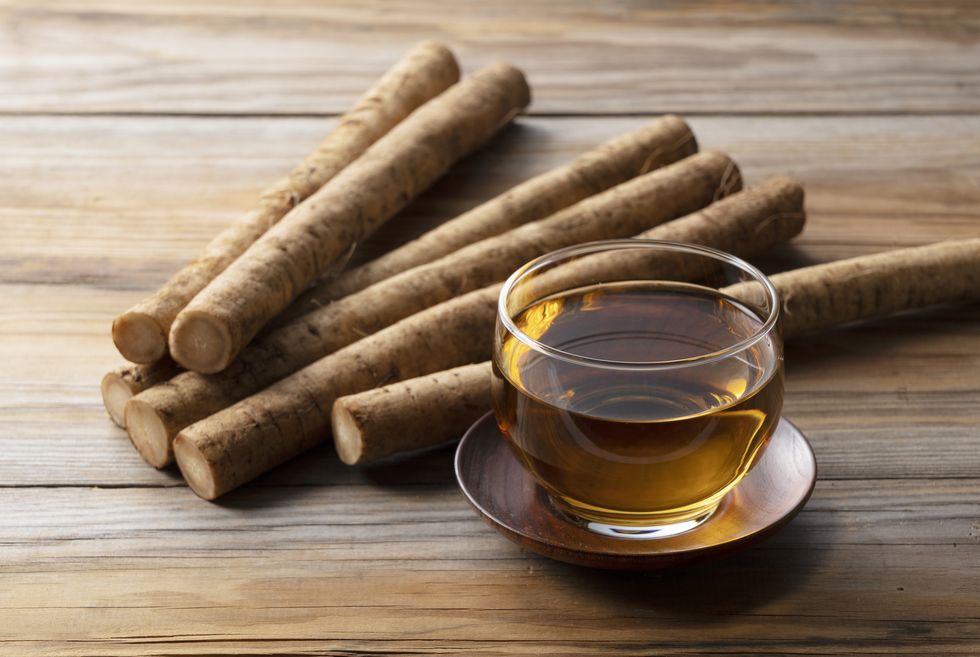 burdock tea placed against a background of wooden boards