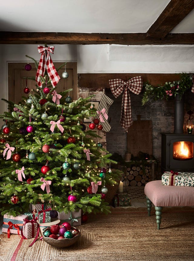 Best Burgundy Christmas Decorations for 2024