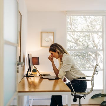 vrouw kampt met beginnende burnout symptomen