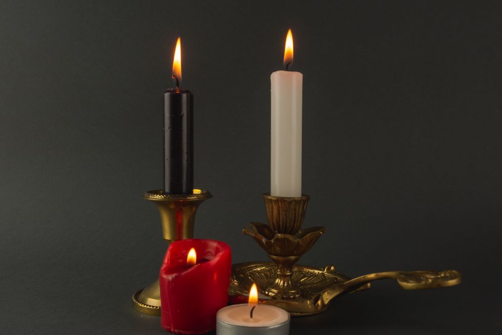 burning candles as a sign of mourning