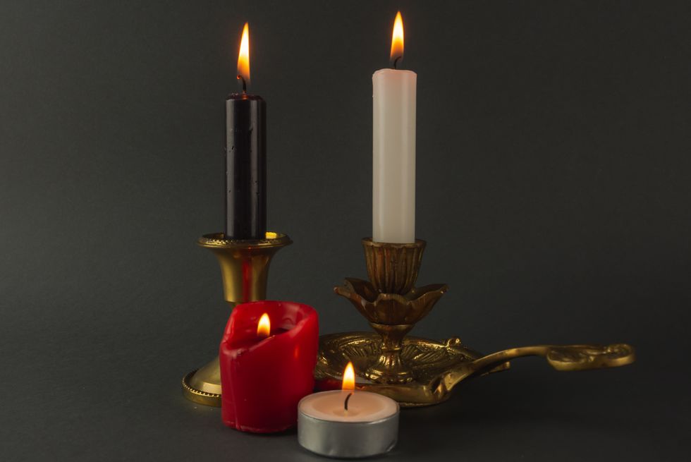 burning candles as a sign of mourning