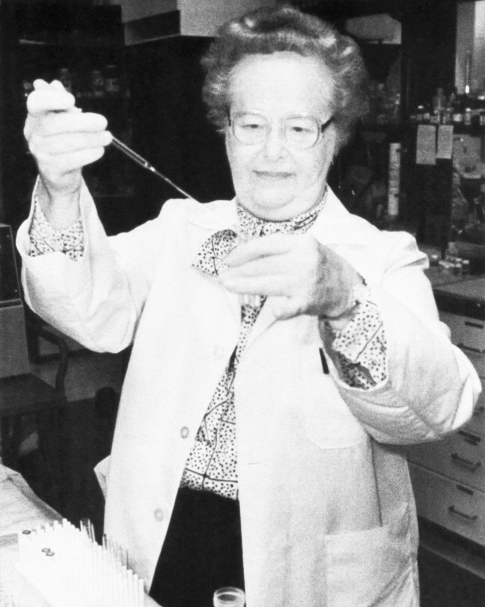 gertrude elion holding a dropper and adding liquid to a test tube