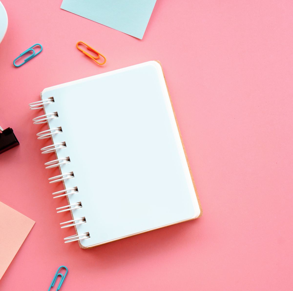 Materiales esenciales para crear un bullet journal creativo