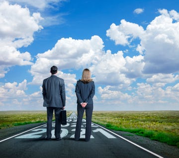 personas de negocios mirando al 2021 con optimismo