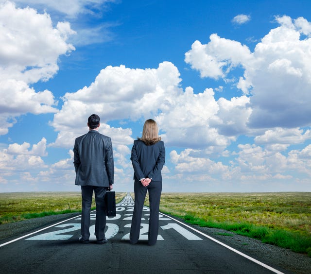 personas de negocios mirando al 2021 con optimismo