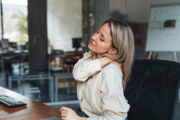 mujer sentada con dolor de cuello