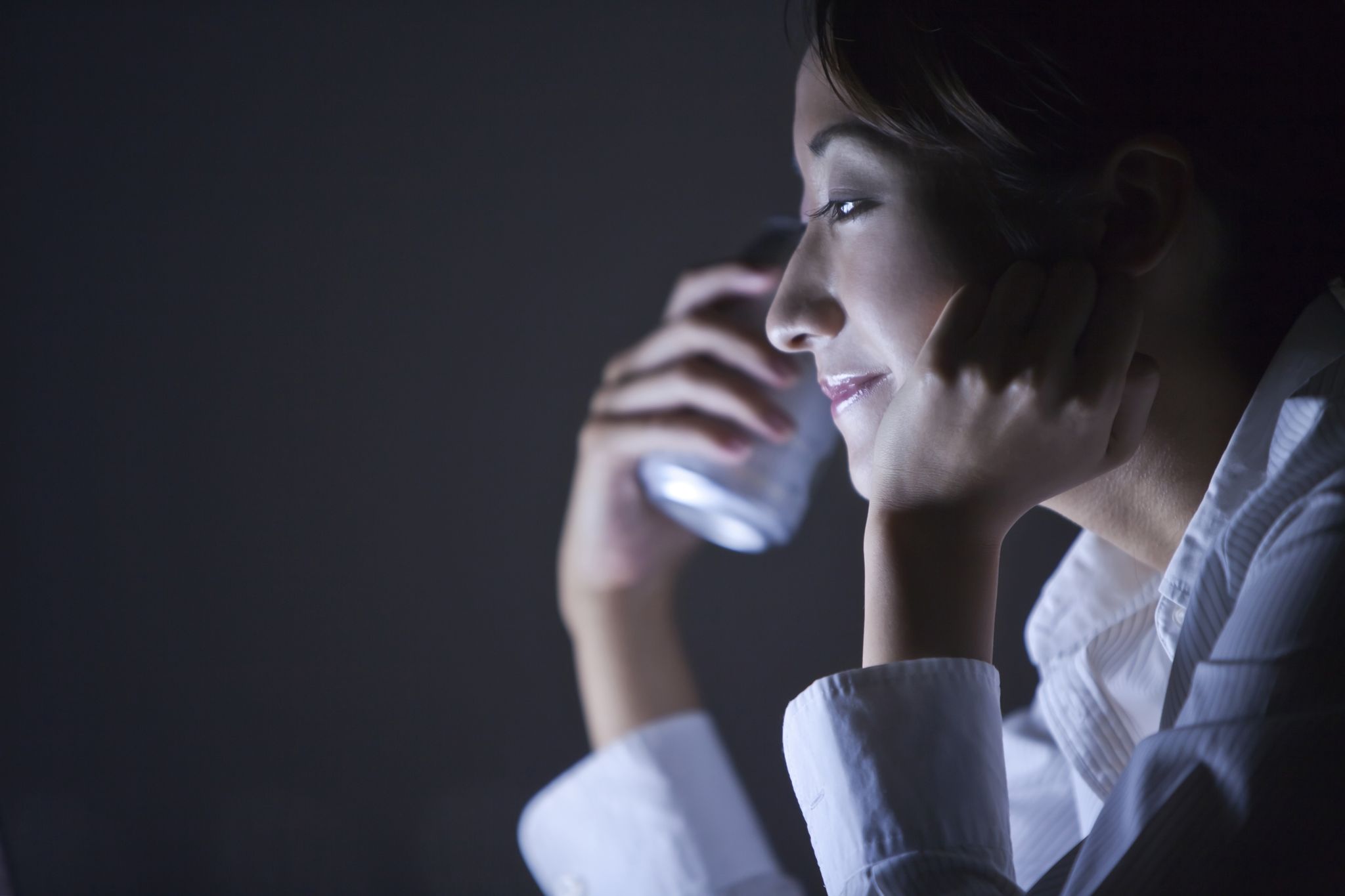 晩酌,コンビニおつまみ,businesswoman using laptop in the dark, tokyo prefecture, japan
