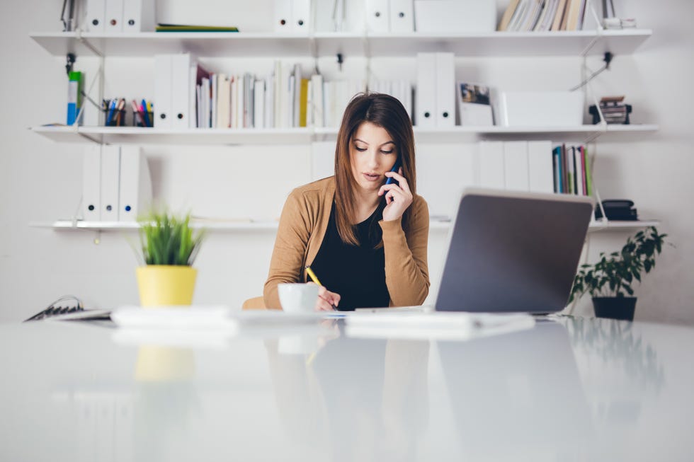 una mujer de negocios trabaja en su oficina