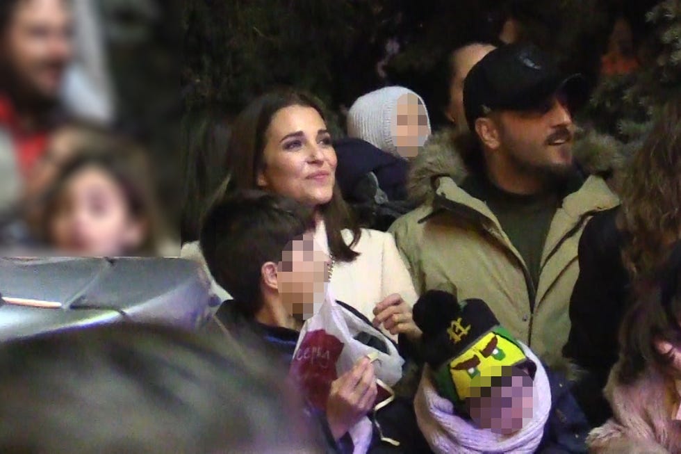 DAVID BUSTAMANTE Y PAULA ECHEVARRIA DISFRUTAN JUNTOS DE LA CABABALGATA JUNTO A LA PEQUEÑA DANIELA
