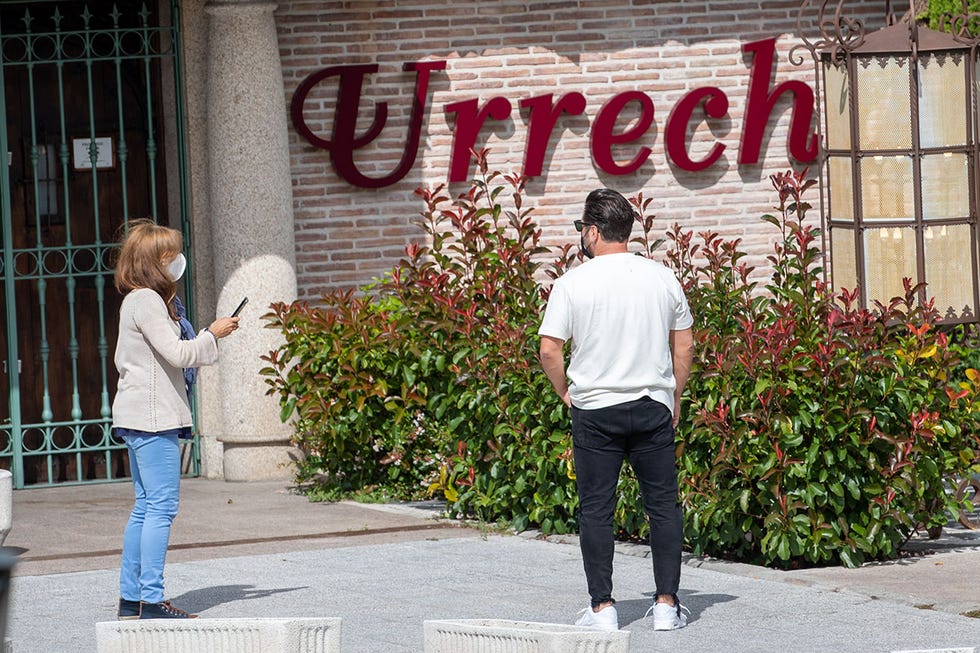 david bustamante a las puertas del restaurante urrechu