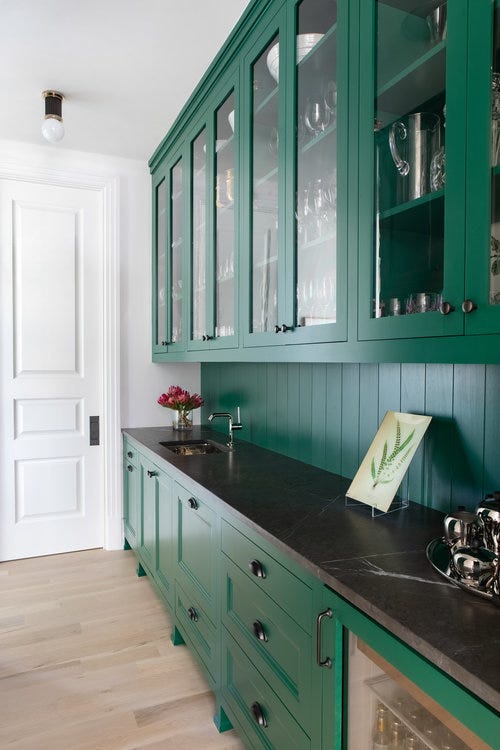 https://hips.hearstapps.com/hmg-prod/images/butler-pantry-ideas-13-austin-victorian-by-chango-co-buter-s-pantry-1568905199.jpg?crop=0.798xw:0.799xh;0.202xw,0.0988xh&resize=980:*