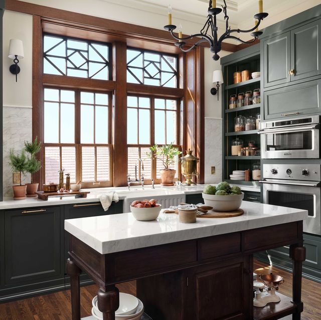 https://hips.hearstapps.com/hmg-prod/images/butlers-pantry-ideas-joanna-gaines-64d3d08491638.jpg?crop=0.752xw:1.00xh;0.157xw,0&resize=640:*
