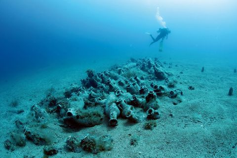 Voor de Albanese kust onderzoekt een duiker een lading amforas van een scheepswrak uit de Romeinse tijd