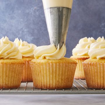 buttercream frosting with vanilla cupcakes
