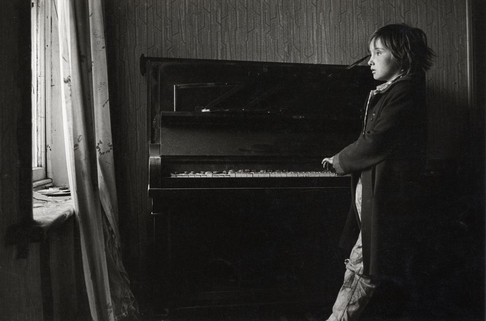 bambina e pianoforte