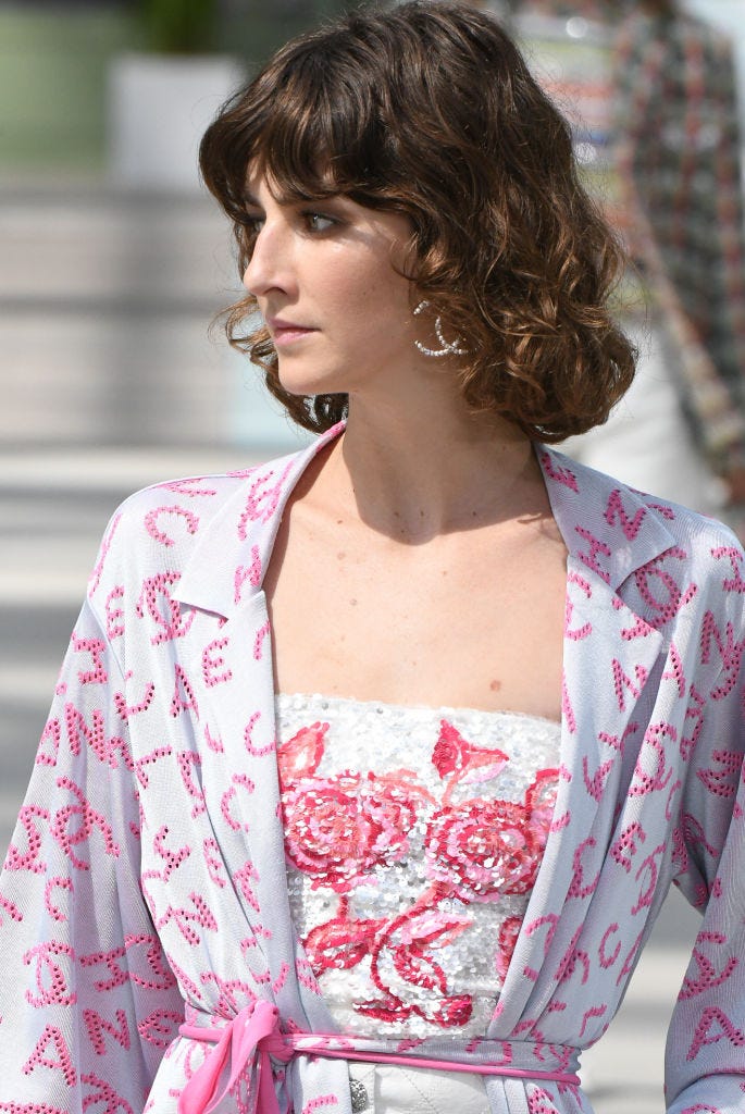 Hair, Clothing, Hairstyle, Pink, Outerwear, Street fashion, Fashion, Lip, Brown hair, Long hair, 